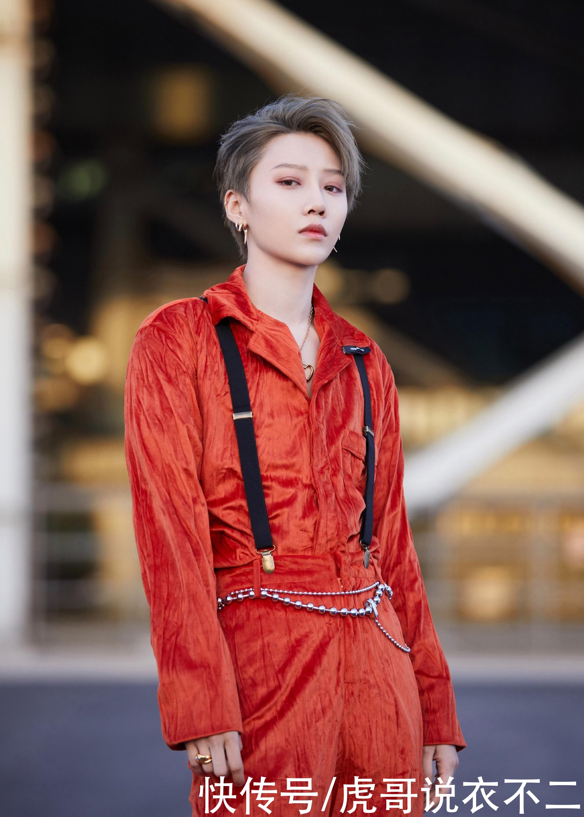 女生也可以很帅气，刘雨昕身穿复古卫衣参加活动，造型太潇洒了