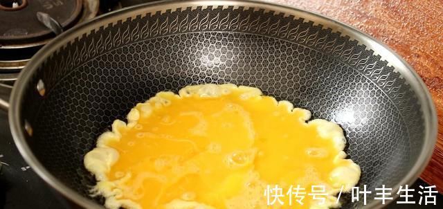 小董|三伏天，用这菜蒸包子太香了，想吃都买不到，皮薄大馅又鲜美