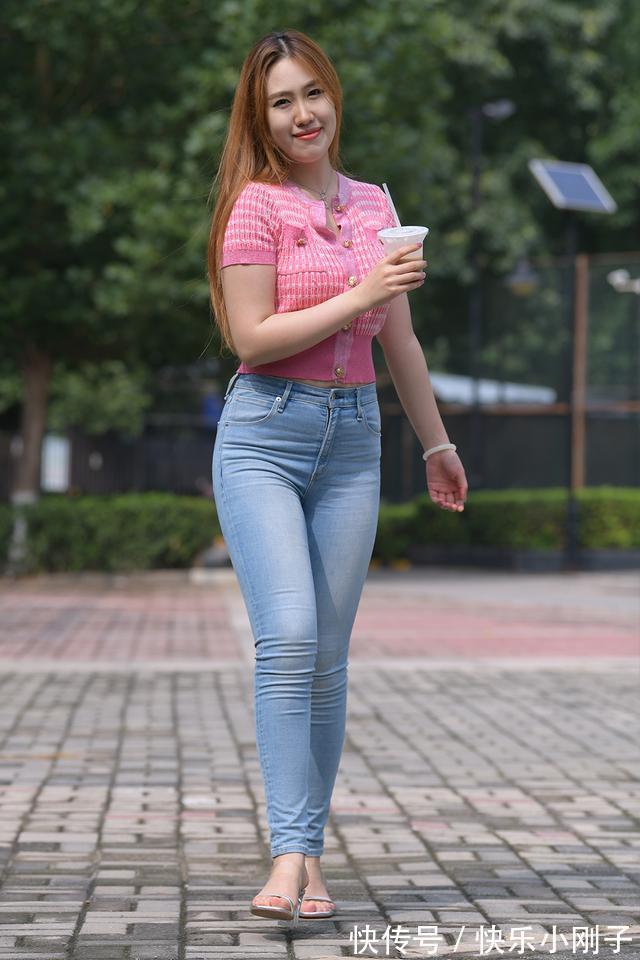 牛仔裤|秋天简单时尚的搭配,牛仔裤配针织衫,简约修身又美丽时尚