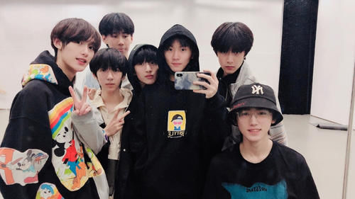 实锤|时代少年团打工人实锤，不仅要准备舞台还要做PPT，场面过于好笑