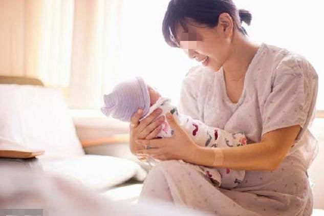 小佳|为什么婴儿喜欢被抱着走动,大人一坐下就哭?这些原因爸妈要明白