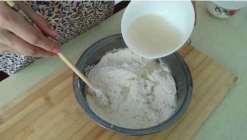 发面别做馒头和大饼了,换个新做法,简单又好吃,连吃3个不解馋