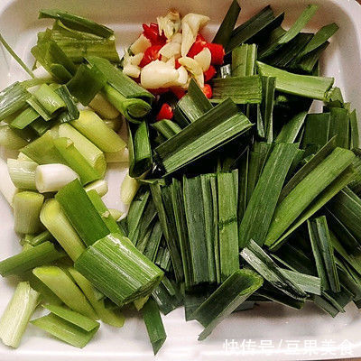 川味蒜苗回锅比卖的还好吃，简单易做味道棒