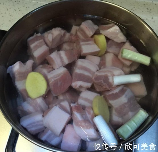红烧肉|做红烧肉，最忌焯水直接炖，掌握这几个小技巧，肥而不腻入口即化