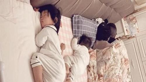 睡觉照|一家四口的“睡觉照”火了,画面让人既好笑又心疼:佛系家长