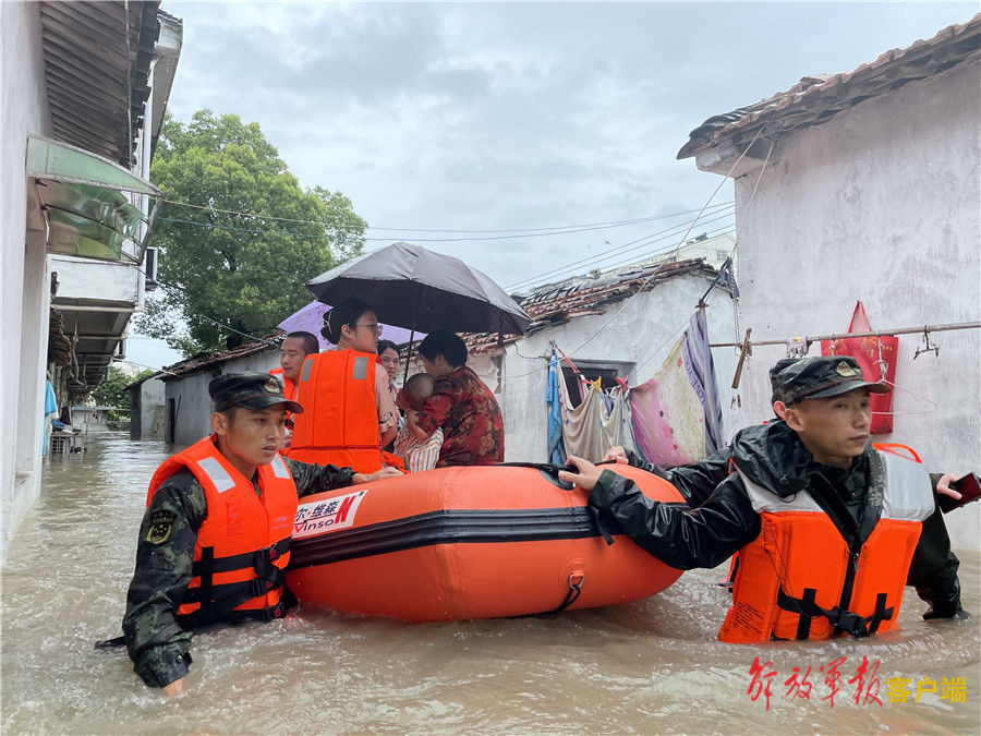 官兵|暴雨引发严重内涝，武警官兵3小时救出11名被困群众