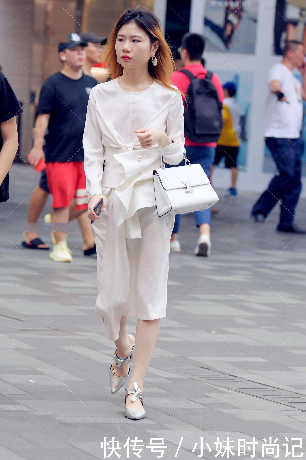 街拍:白色收腰连衣裙, 显优美线条的同时, 更显独特气质