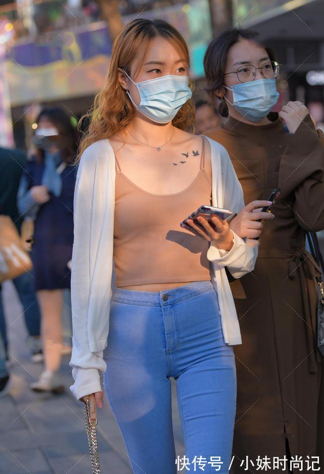 落落大方|针织开衫搭配细腻的蓝色紧身裤,知性优雅,落落大方