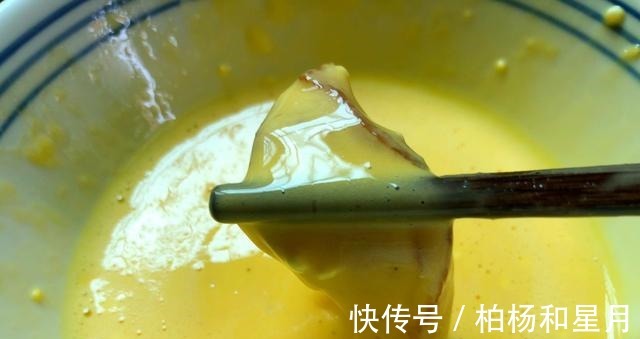 外酥|鸡胸肉不要总炒着吃了，试试这做法，外酥里嫩，吃着特解馋！