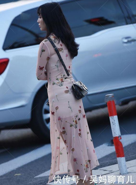 血色|小白鞋搭配修身碎花裙,优雅时尚,满满的青春少女感