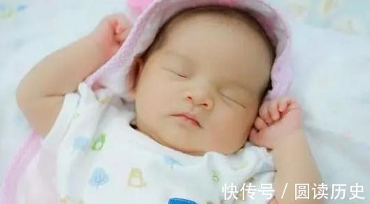 孩子|新生儿为什么偏爱投降式睡姿,需要纠正吗,很多家长做错了