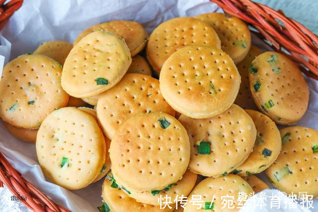 小食|不用黄油,也不加糖,教你做葱香小饼干,口口香又酥