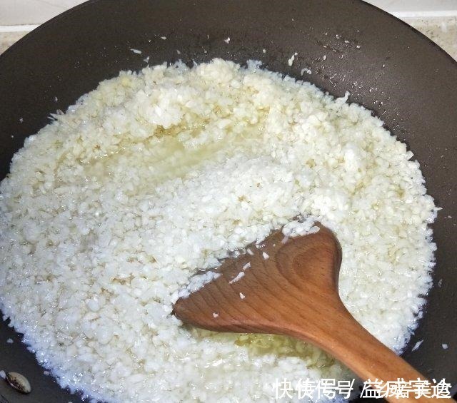 蒜米|酥炸金蒜蓉,家里常备着,入菜、拌面、煮汤全靠它!