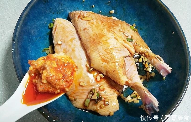 做法|别再买烤鸭了,教你简单做法,比烤鸭店更香,太馋人了