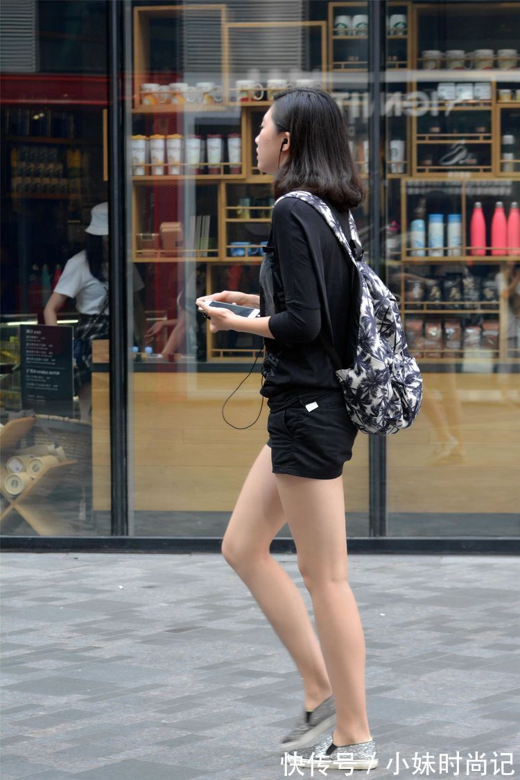 长袖衫 街拍:美女简单的黑色短裤,搭配一件黑色长袖衫,黑色系非常漂亮