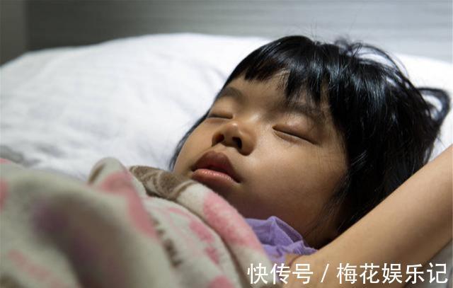 被子|天冷降温别让孩子这样睡,真生病了后悔都来不及,家长要重视