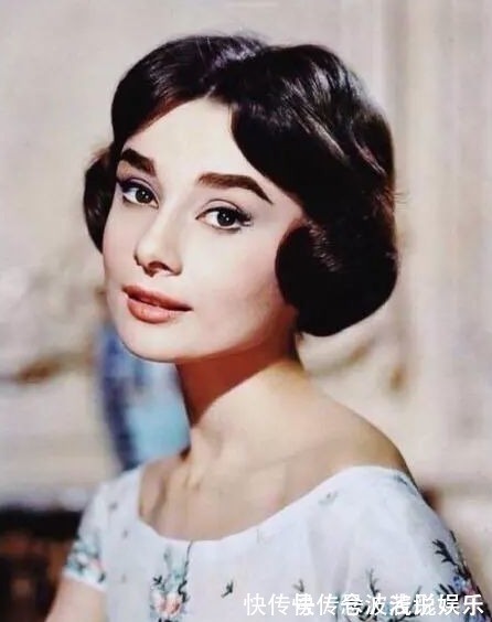 赫本风 有一种时髦,叫迟暮之年的赫本,63岁老态爬满皱纹也贤淑清丽