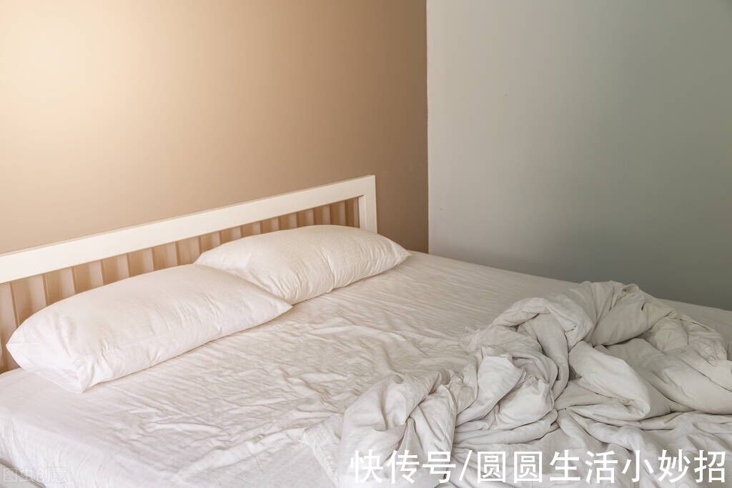 清洗床单时,在水里倒一碗,多脏的床单也能干净如新,省事又方便