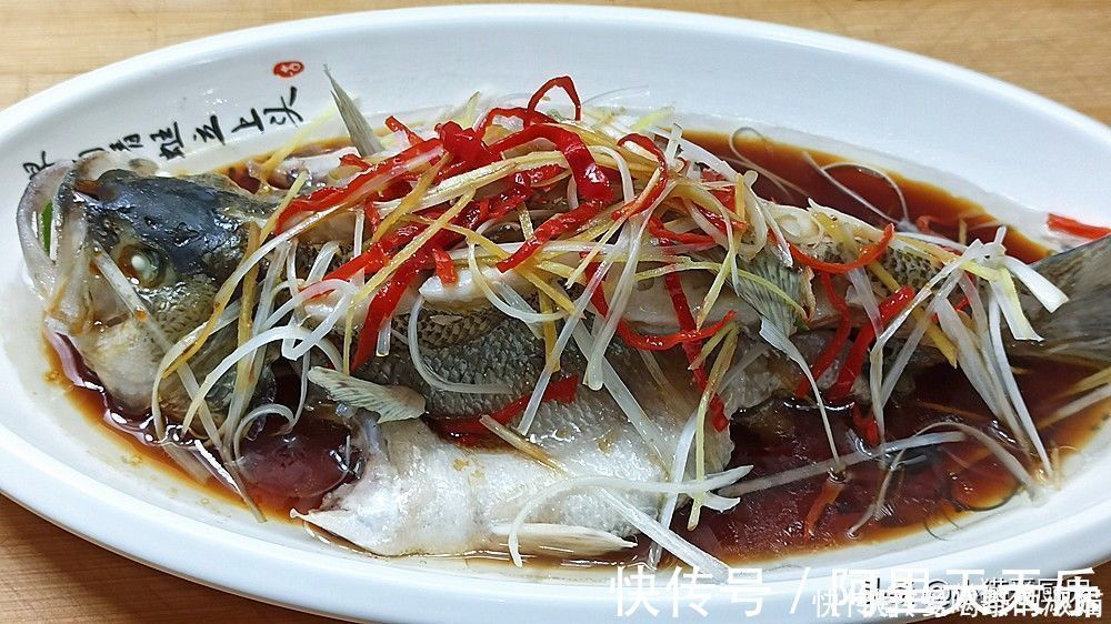 清蒸|清蒸鲈鱼就爱这种做法,又快又简单,鱼肉鲜嫩细腻,年夜饭做来吃