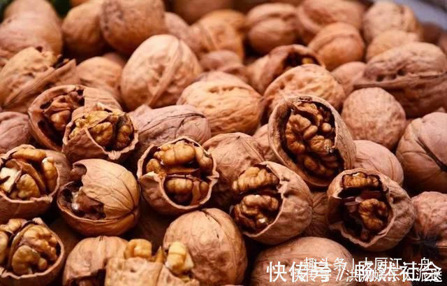 斑纹|买核桃就要挑“母”的，果肉厚不发苦，学会这3个招，一挑一个准