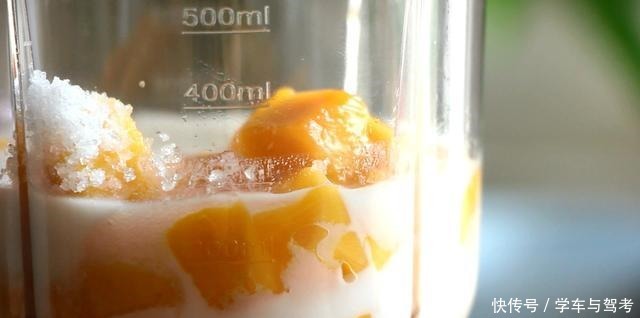 用芒果自制网红甜品,甜品店三十块钱一份,自己做五块钱吃过瘾