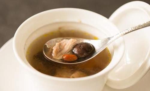 炖鸡汤时，直接炖还是先焯水？都不对，多做一步，鸡肉嫩鸡汤鲜