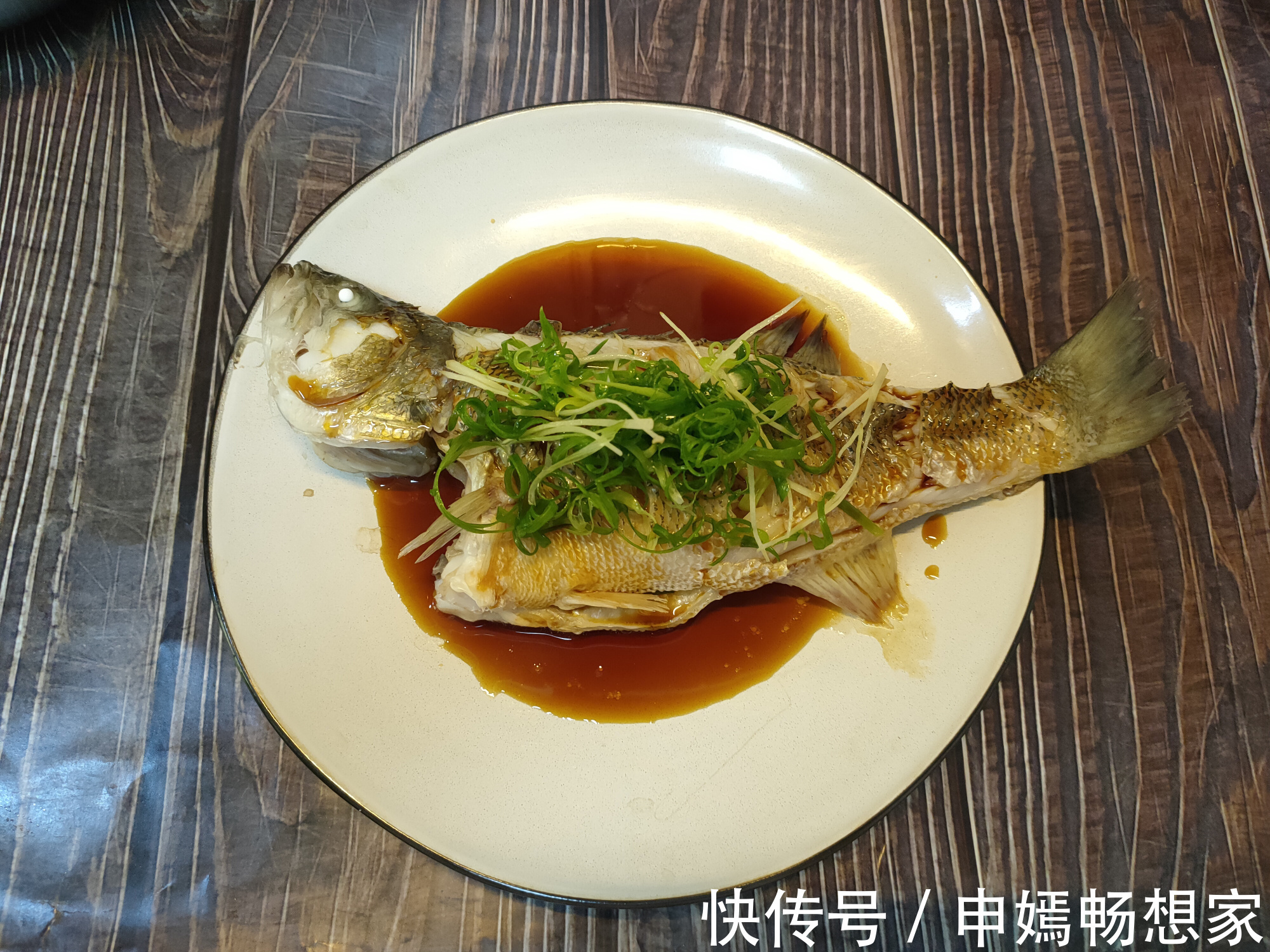 做清蒸鱼时,记住“2不放2窍门”,鱼肉鲜嫩无腥味,越吃越香
