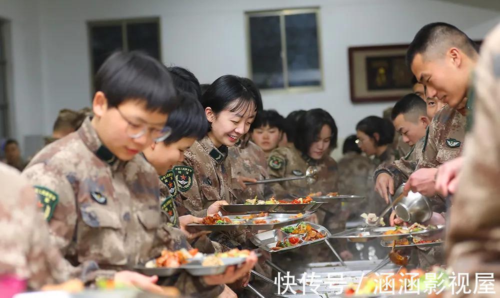 牛羊|牛羊海鲜管够,看完部队的聚餐后,网友小姐姐辛苦了,多吃点!