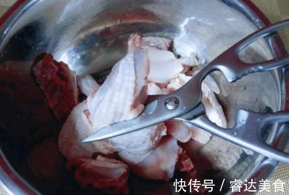 炖鸡汤，别只会焯水了！30年大厨教你3招，肉质鲜香软嫩，无腥味