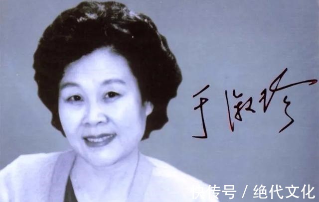 老年人&84岁女歌唱家住进养老院,说不想给儿女添麻烦,网友却议论纷纷