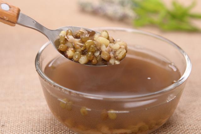 和矿物质|常喝绿豆汤对身体有什么好处怎么煮绿豆汤才能不变色