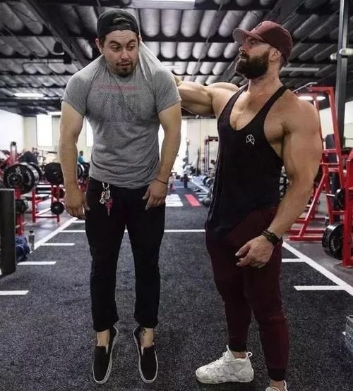 肌肉|健身教练攻击外卖小哥反被锤，还不讲武德抄家伙，网友：健身白练