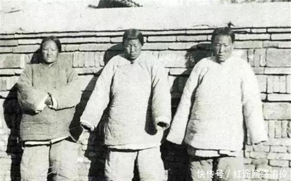 老照片|百年前的一组老照片：图一是补鞋匠，图四看着令人鼻子酸