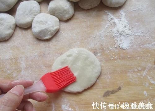 做法|春饼这样做又薄又软特好吃,按照这做法一锅烙两张,不开裂不发硬卷啥都很香