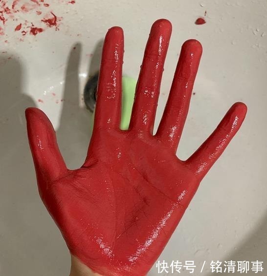 有种炫富叫口红试色，手背、手臂都不算啥，直接换肤才叫厉害