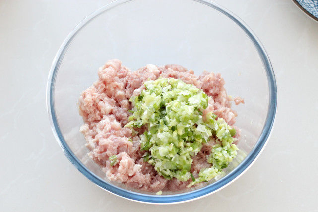 两锅|入冬后就馋酸菜馅的包子,皮薄馅大酸爽美味,一次蒸两锅都不够吃