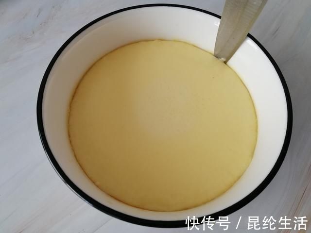 牛奶别直接喝了，加2个鸡蛋，不用烤箱不用打蛋器，出锅抢着吃
