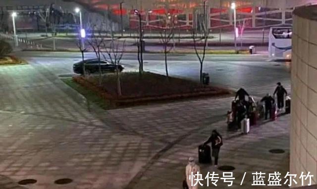 国乒|王楠有心了!国乒凯旋,一处细节彰显“大姐大”粗中有细风采!
