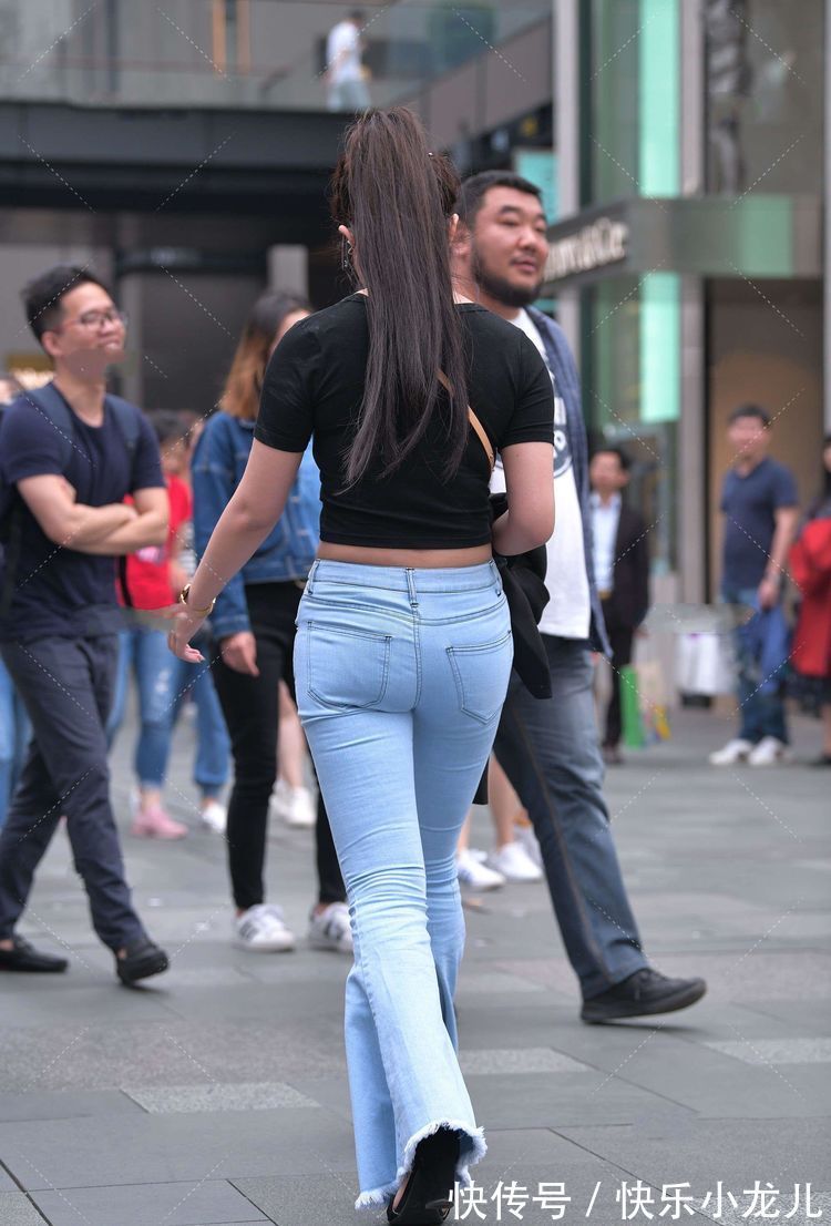 t恤 黑色短款T恤配牛仔裤,更显腰细,一定要搭配出好的身材!