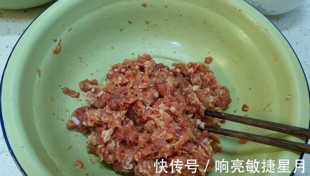 分享怎么做饺子馅的窍门，味道鲜美一学就会，爱吃饺子的别错过！