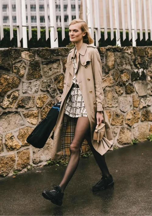 人手一件的棕色风衣，这样配“内搭”才上档次，轻松摆脱路人感