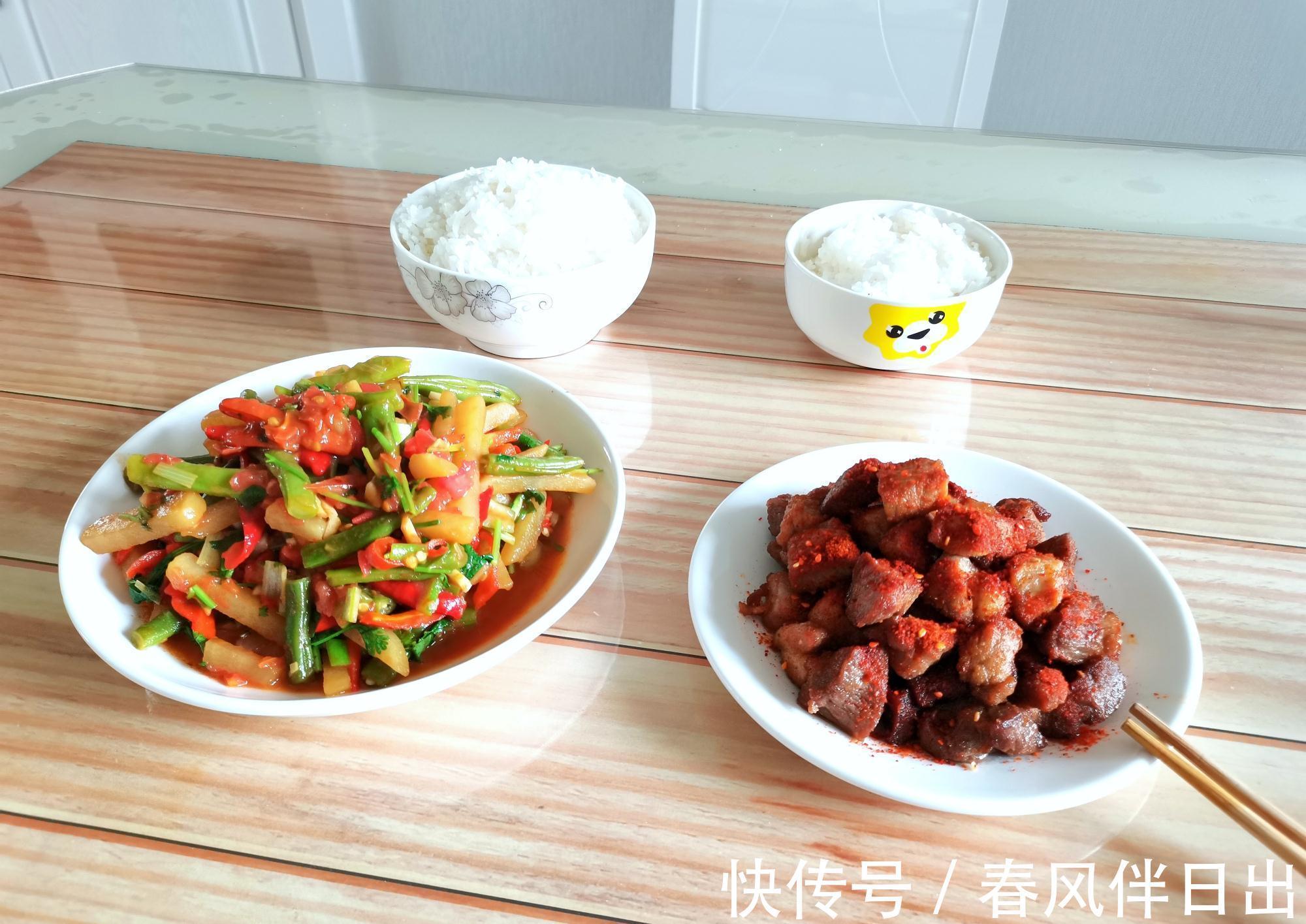 夫妻俩每天下班后这样吃晚餐，一碗面或两盘菜，最简单的幸福