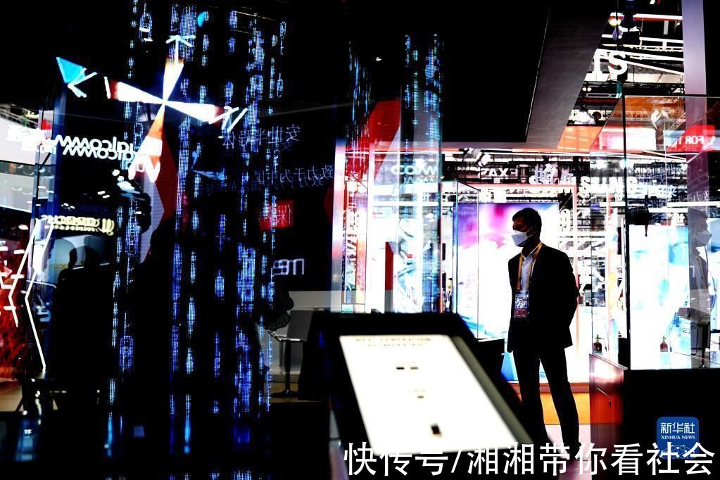 参观者|在技术装备展区领略“科技之美”