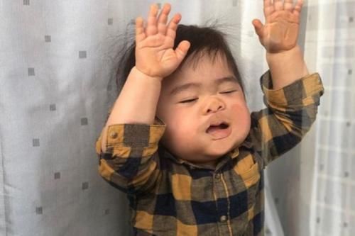 走红|妈妈晒娃丑照走红,宝宝用脸吃饭、擦窗户,网友:娃不要面子的吗