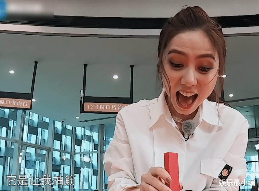 好笑吗?《奔跑吧》玩电击游戏,邓紫棋被电到手抽筋,口水都出来了