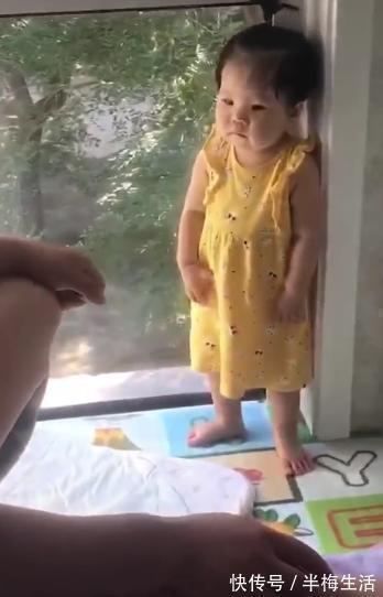 舅舅|13个月姐姐打表妹后，被舅舅罚站，一脸委屈的小表情萌翻了