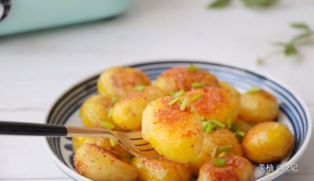 土豆的吃法多种多样，试一试这个椒盐小土豆，简单易做