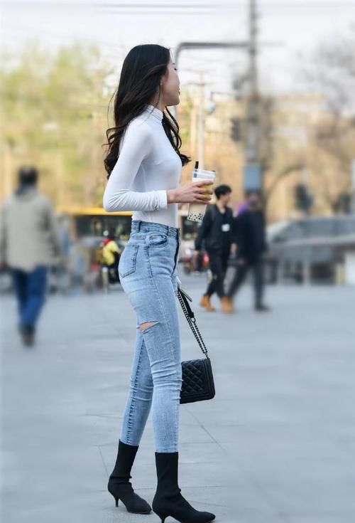 时尚白色中领T恤，搭配修身长牛仔裤，打造出洒脱靓丽的风格