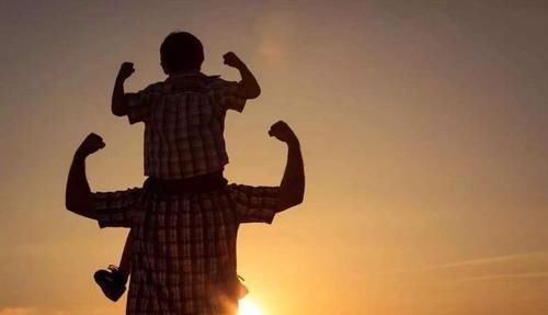 血脉|“最着急”宝宝火了,刚出娘胎就急着和妈妈握手,网友:小暖男