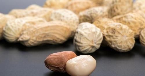 钙质|骨质疏松的“发物”是花生?医生:若想养骨,少吃这“2绿”!